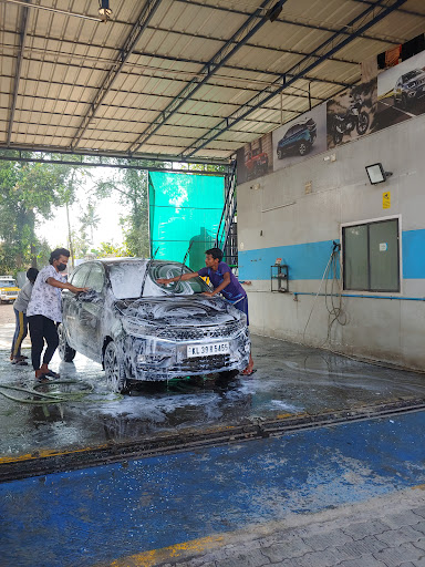 URBAN KRAFTWAGEN - Best Car Washing Kochi near kakkanad irimpanam eroor chittethukara inforpark .The best motorcycle wash